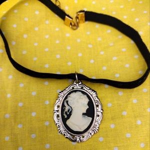 Ladies Choker Necklace with Cameo